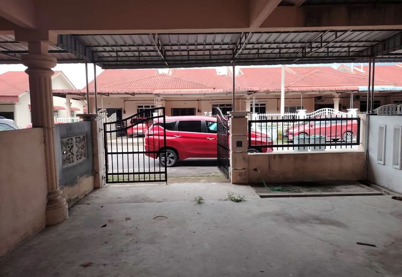 Taman Universiti, Parit Raja