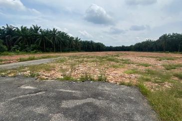Tanah Lot Kampung Parit Rasipan Parit Raja