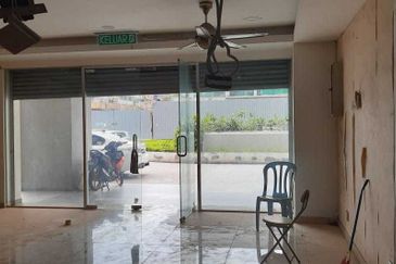 GROUND FLR LARGE RETAIL SPACE READY FOR USE NEAR LRT 