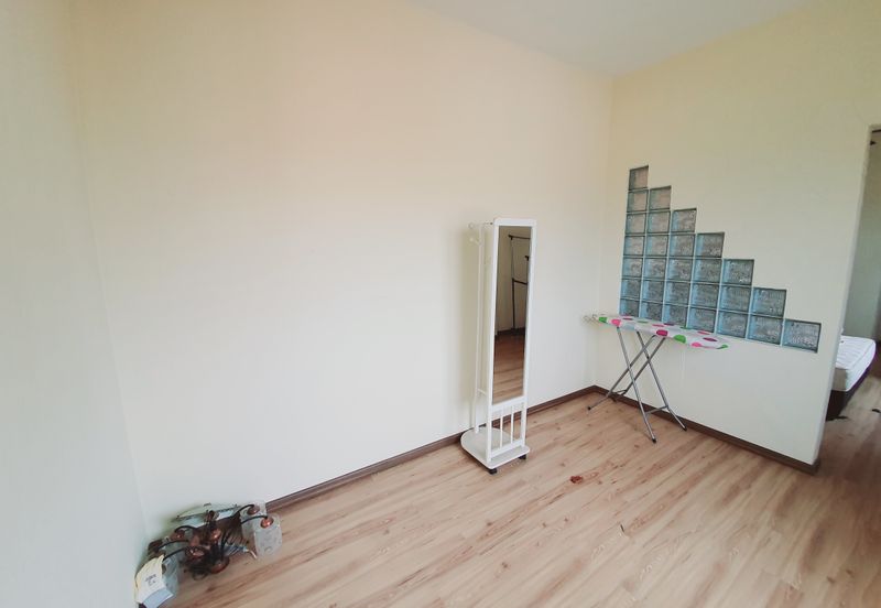 Golden Shower Apartment