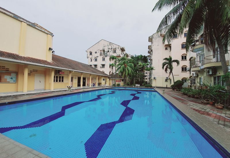 Golden Shower Apartment