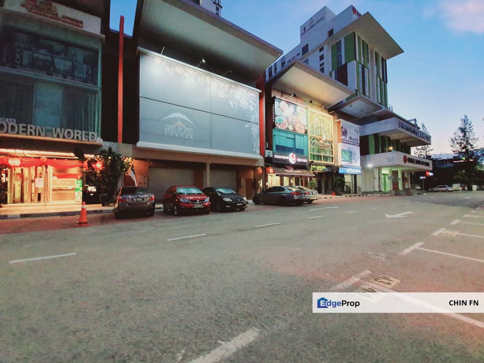 𝐊𝐨𝐭𝐚 𝐋𝐚𝐤𝐬𝐚𝐦𝐚𝐧𝐚 𝐌𝐞𝐥𝐚𝐤𝐚 𝟑 𝐒𝐭𝐨𝐫𝐞𝐲 𝐒𝐡𝐨𝐩 𝐅𝐨𝐫 𝐒𝐚𝐥𝐞 Face Busy Main Road Sale Kota Syahbandar , Melaka, Melaka Tengah