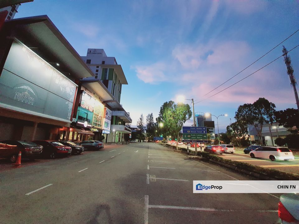 𝐊𝐨𝐭𝐚 𝐋𝐚𝐤𝐬𝐚𝐦𝐚𝐧𝐚 𝐌𝐞𝐥𝐚𝐤𝐚 𝟑 𝐒𝐭𝐨𝐫𝐞𝐲 𝐒𝐡𝐨𝐩 𝐅𝐨𝐫 𝐒𝐚𝐥𝐞 Face Busy Main Road Sale Kota Syahbandar , Melaka, Melaka Tengah