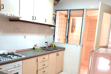 CONDOMINIUM OCEAN PALMS(PERMATA IDAMAN)