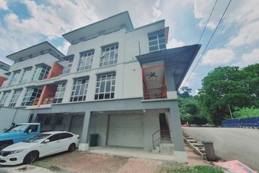 Corner Below Value 15% RM220K Freehold Ayer Keroh Permai Bukit Beruang
