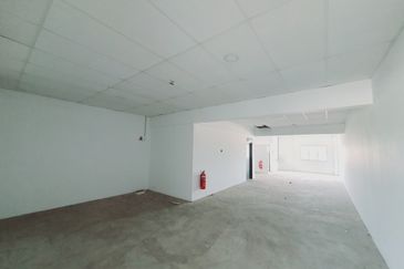 Super Below bank Value 15% Facing Main Road 3 Sty Shop Klebang Utama