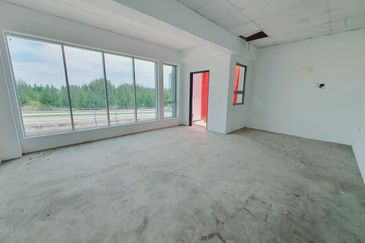 Super Below bank Value 15% Facing Main Road 3 Sty Shop Klebang Utama