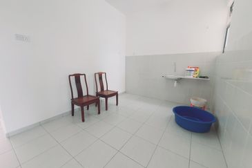 Facing Main Road 1st Floor Shop 3 Room Tambak Paya Harmoni Ayer Molek