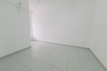 Facing Main Road 1st Floor Shop 3 Room Tambak Paya Harmoni Ayer Molek