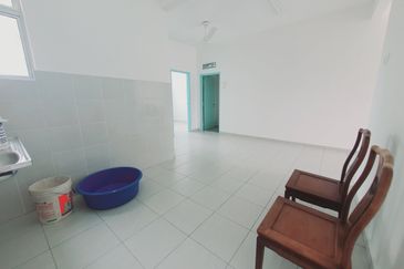 Facing Main Road 1st Floor Shop 3 Room Tambak Paya Harmoni Ayer Molek