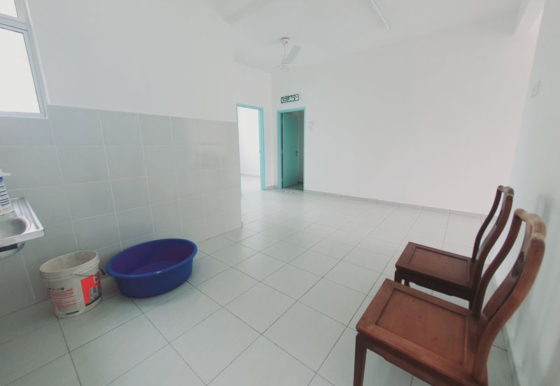 Facing Main Road 1st Floor Shop 3 Room Tambak Paya Harmoni Ayer Molek