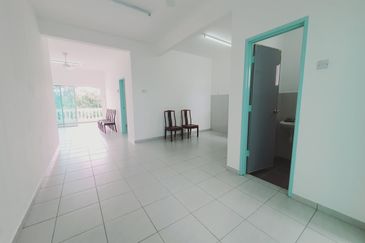 Facing Main Road 1st Floor Shop 3 Room Tambak Paya Harmoni Ayer Molek