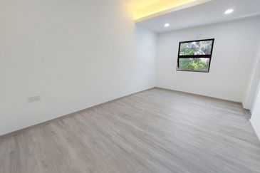 End Lot Fully Renovated Freehold 2 Sty Terrace Megah Bukit Beruang MMU