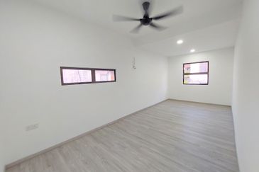 End Lot Fully Renovated Freehold 2 Sty Terrace Megah Bukit Beruang MMU