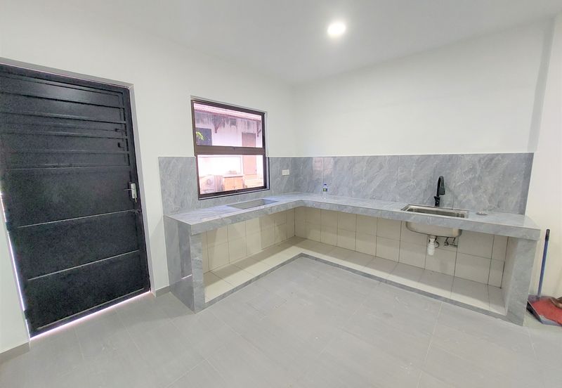 End Lot Fully Renovated Freehold 2 Sty Terrace Megah Bukit Beruang MMU