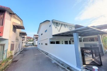 End Lot Fully Renovated Freehold 2 Sty Terrace Megah Bukit Beruang MMU