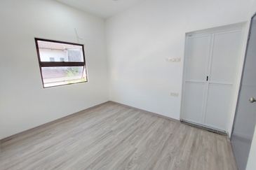 End Lot Fully Renovated Freehold 2 Sty Terrace Megah Bukit Beruang MMU