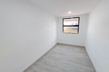 End Lot Fully Renovated Freehold 2 Sty Terrace Megah Bukit Beruang MMU