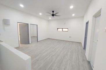 End Lot Fully Renovated Freehold 2 Sty Terrace Megah Bukit Beruang MMU