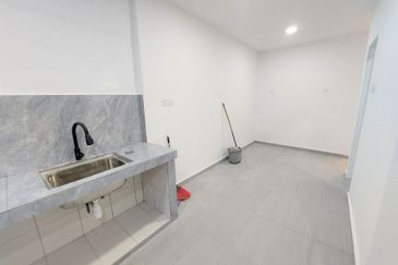 End Lot Fully Renovated Freehold 2 Sty Terrace Megah Bukit Beruang MMU