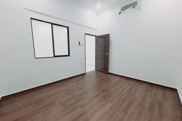 Facing Padang Renovated 1 Sty Terrace Melaka Baru Batu Berendam