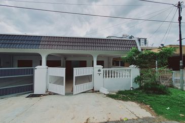 Facing Padang Renovated 1 Sty Terrace Melaka Baru Batu Berendam