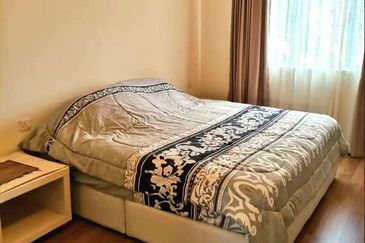 Golden Shower Apartment