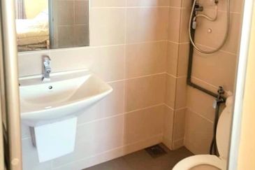 Golden Shower Apartment