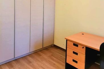 Golden Shower Apartment