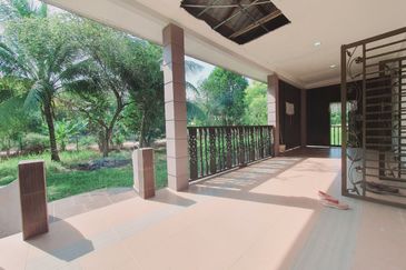 Nice Fully Furnish 1.5 Sty Bungalow House Kampung Parit Penghulu Muar 