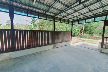 Nice Fully Furnish 1.5 Sty Bungalow House Kampung Parit Penghulu Muar 