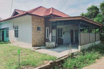 Nice Fully Furnish 1.5 Sty Bungalow House Kampung Parit Penghulu Muar 