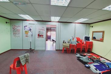 Carpet Flooring with Stage 1st Floor Shop Batu Berendam Putra Infineon Melaka