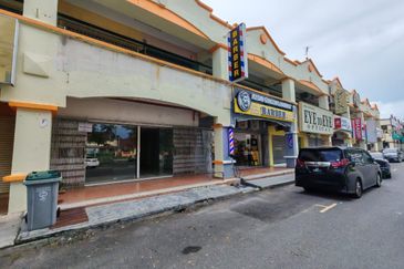 Facing Busy Main Road Ground Floor Shop Batu Berendam Putra Infineon Melaka