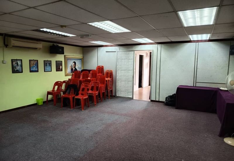 Carpet Flooring with Stage 1st Floor Shop Batu Berendam Putra Infineon