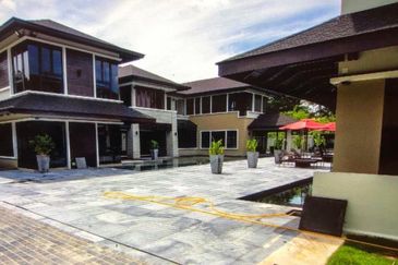 Twin Bungalow (Park 10-15 cars, Guardhouse) 