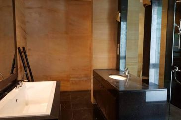 Kenny Hills - resort style home (16000sf land)