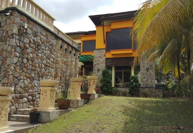 Kenny Hills - resort style home (16000sf land)