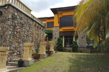 Kenny Hills - resort style home (16000sf land)