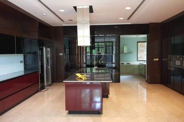 Kenny Hills - resort style home (16000sf land)