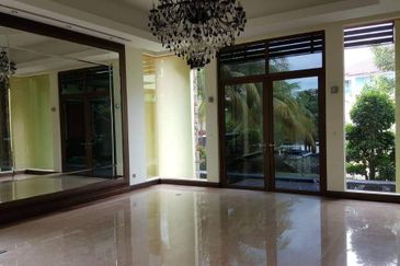 Kenny Hills - resort style home (16000sf land)