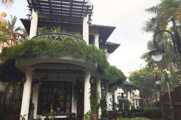 Tropicana Golf - 10000sf land, fish pond