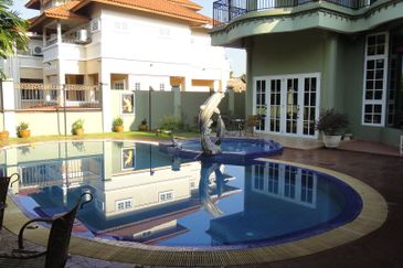 Tropicana Golf-Guarded, golf course view (10900sf)