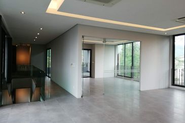 Ampang (Ukay) - guarded road, quiet