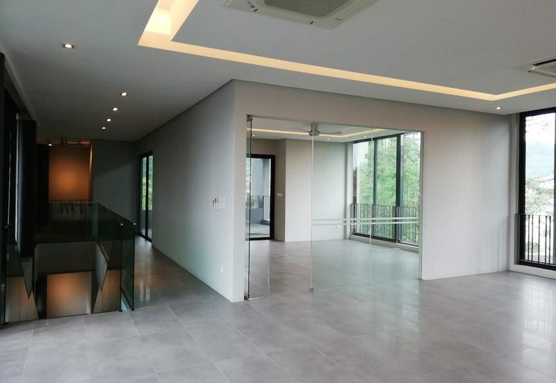 Ampang (Ukay) - guarded road, quiet