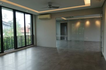 Ampang (Ukay) - guarded road, quiet