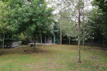 Ampang (Ukay) - guarded road, quiet