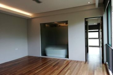 Ampang (Ukay) - guarded road, quiet