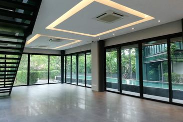 Ampang (Ukay) - guarded road, quiet