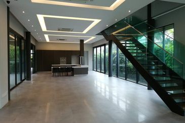 Ampang (Ukay) - guarded road, quiet